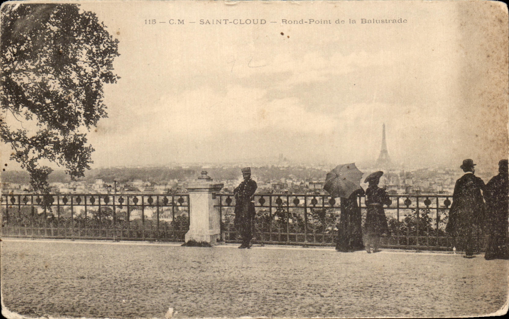 CPA Saint Round Cloud Point of the Balustrade Eiffel Tower
