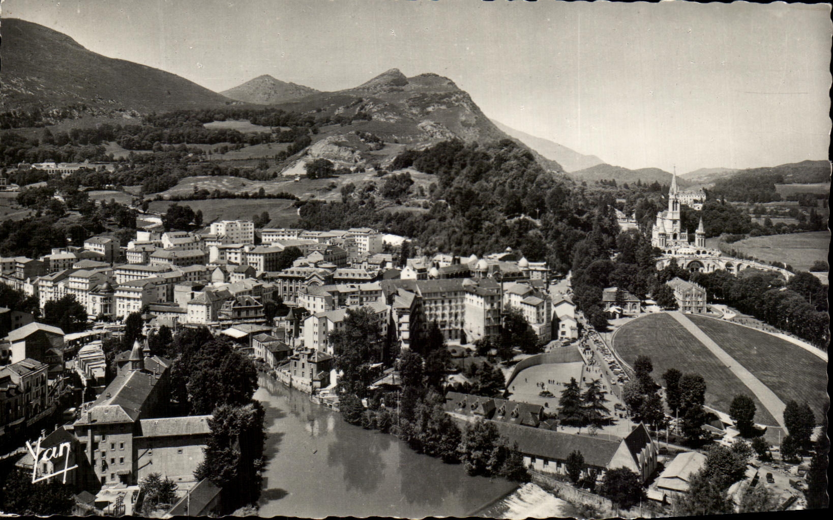 CPA Lourdes Seen of the strong castle