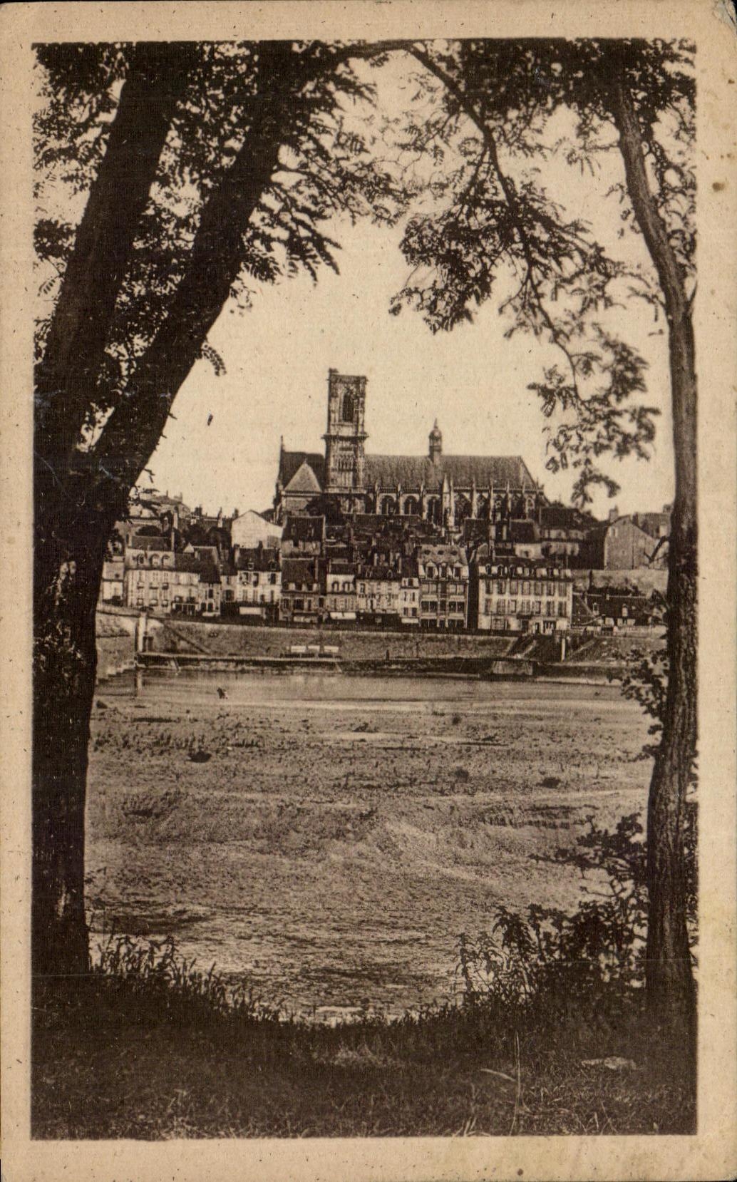 CPA Nevers la catedral vista a traves de los acacias