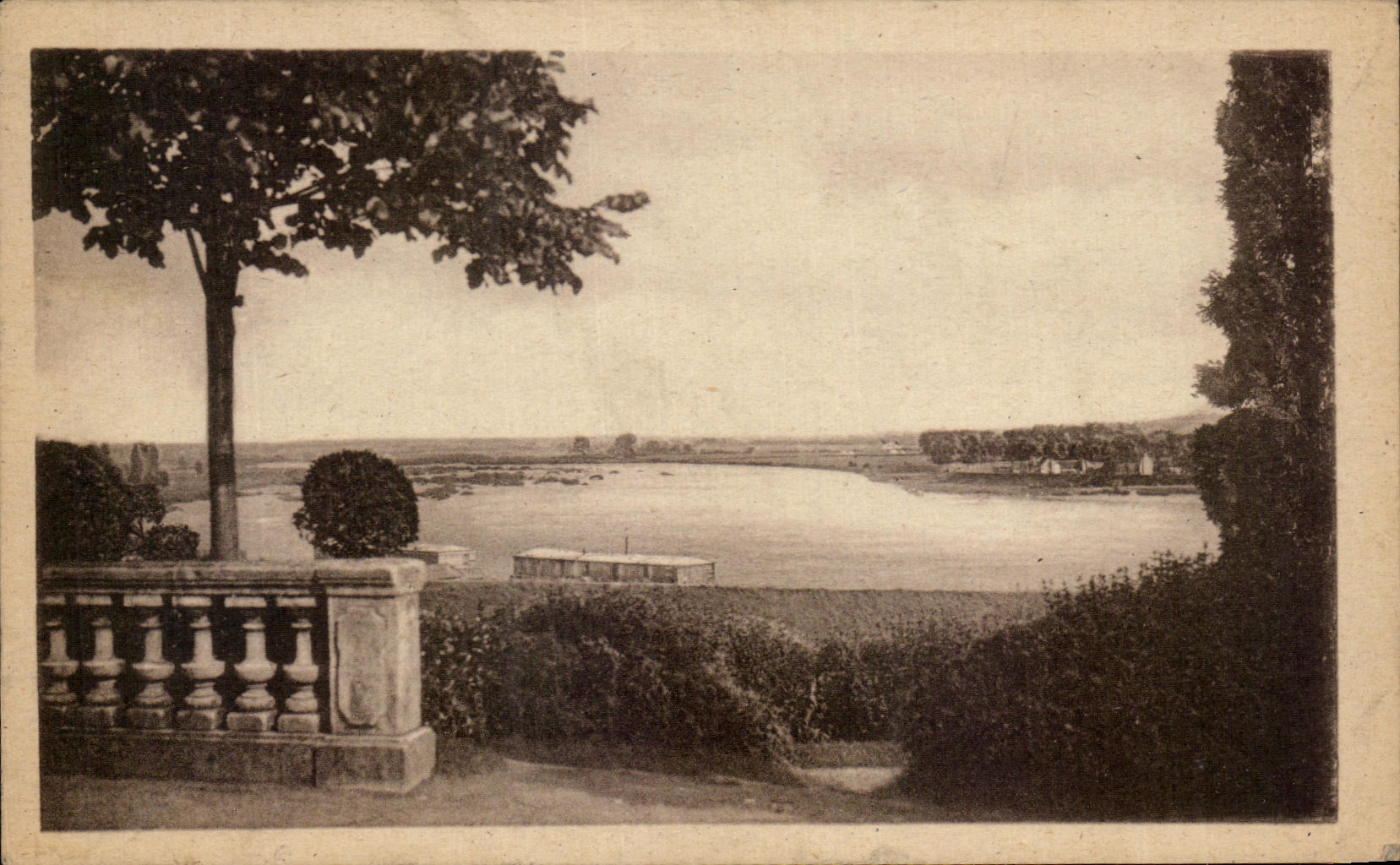 CPA Nevers el mariscal visto Loire de Foch del jardin publico