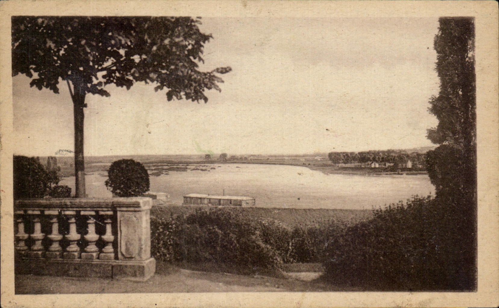 CPA Nevers el Loire visto del mariscal de Foch del jardin publico