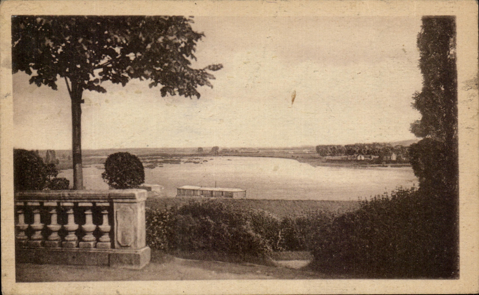 CPA Nevers el mariscal visto Loire de Foch del jardin publico
