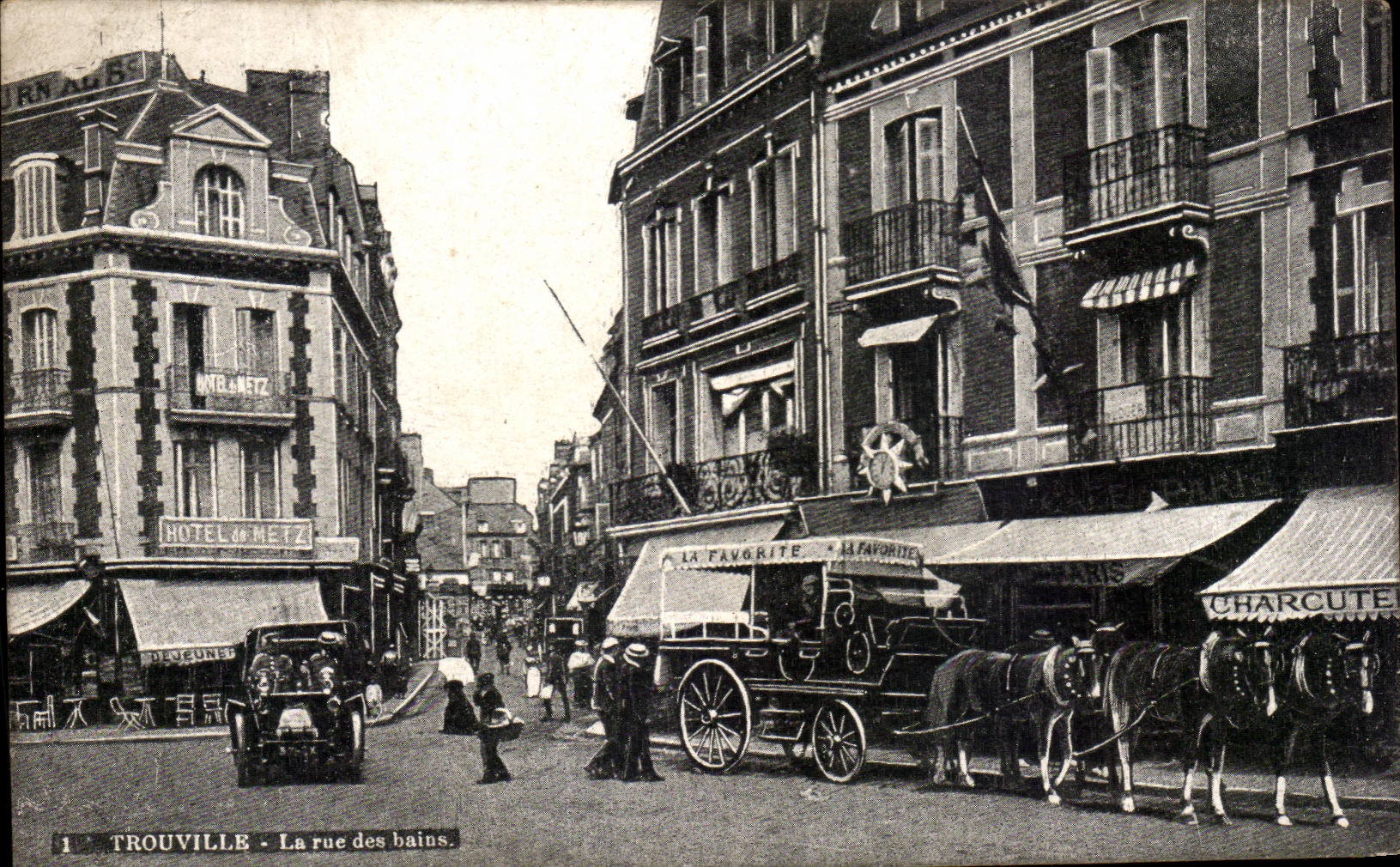 CPA Trouville the Street of the Baths