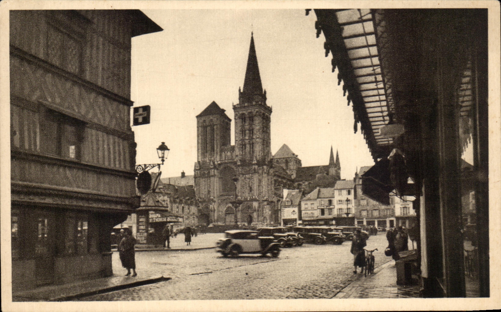 CPA Lisieux el Saint Pierre de Church y la casa vieja