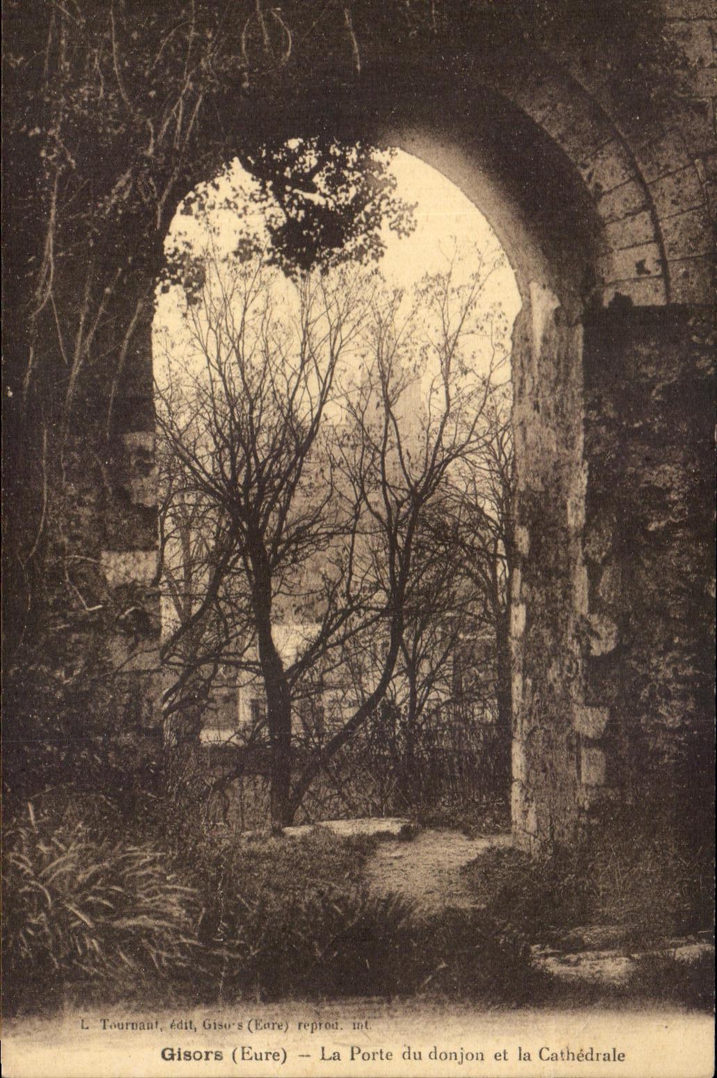 CPA Gisors La porte du donjon et la cathedrale