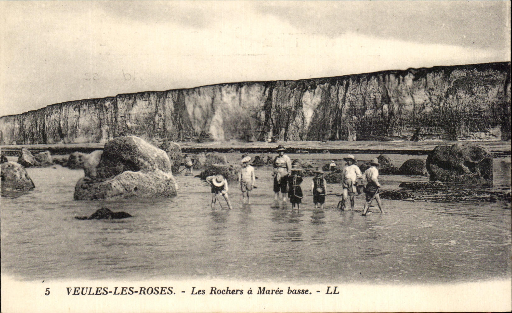 CPA Veules the Roses the Rocks has Low tide Children