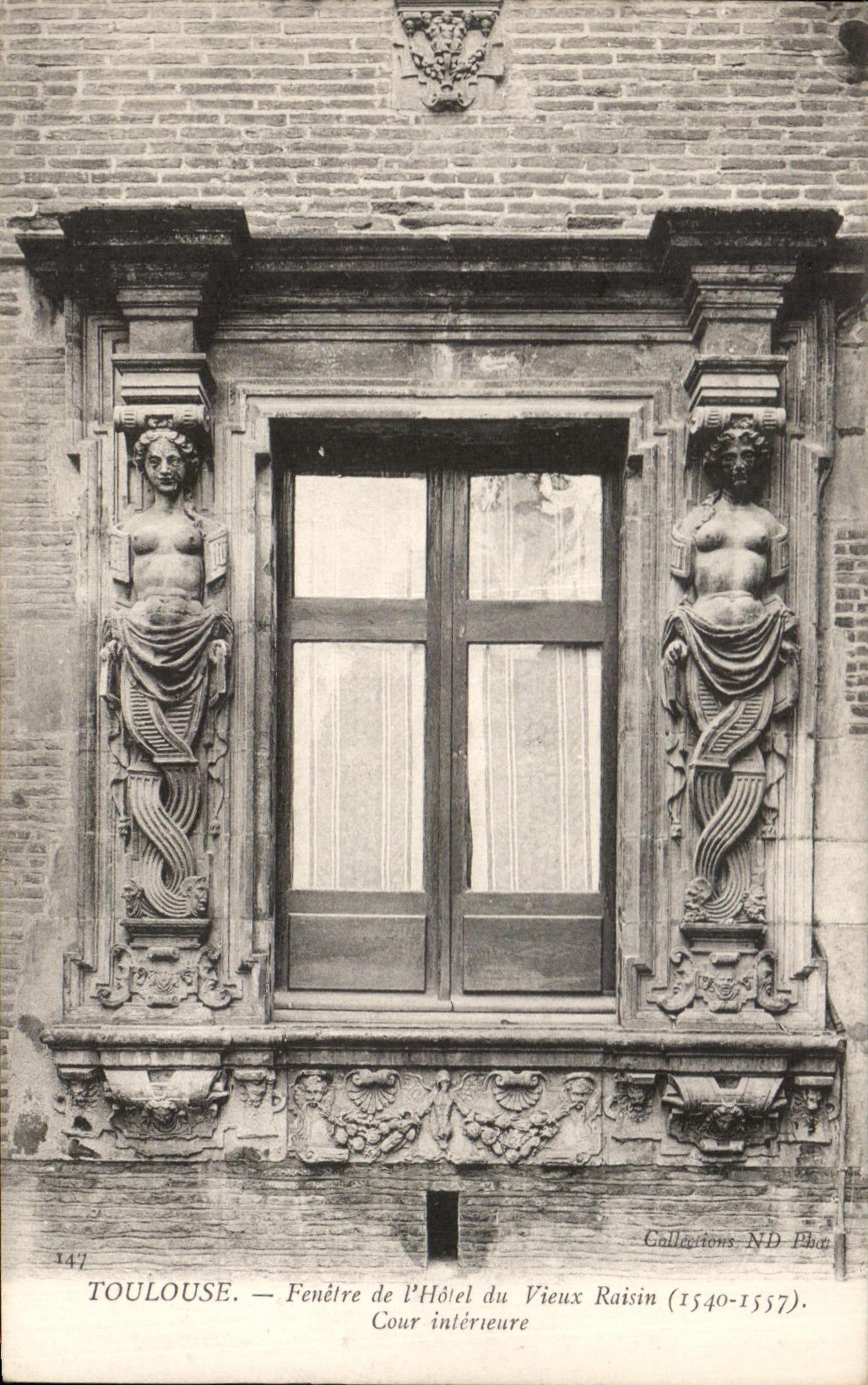 CPA Toulouse Fenetre de l'Hotel du Vieux Raisin Cour Interieure