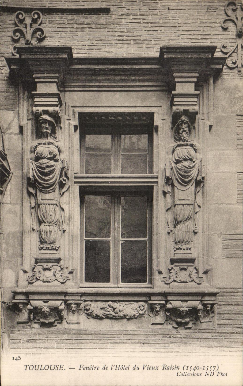CPA Toulouse Fenetre de l'Hotel du Vieux Raisin
