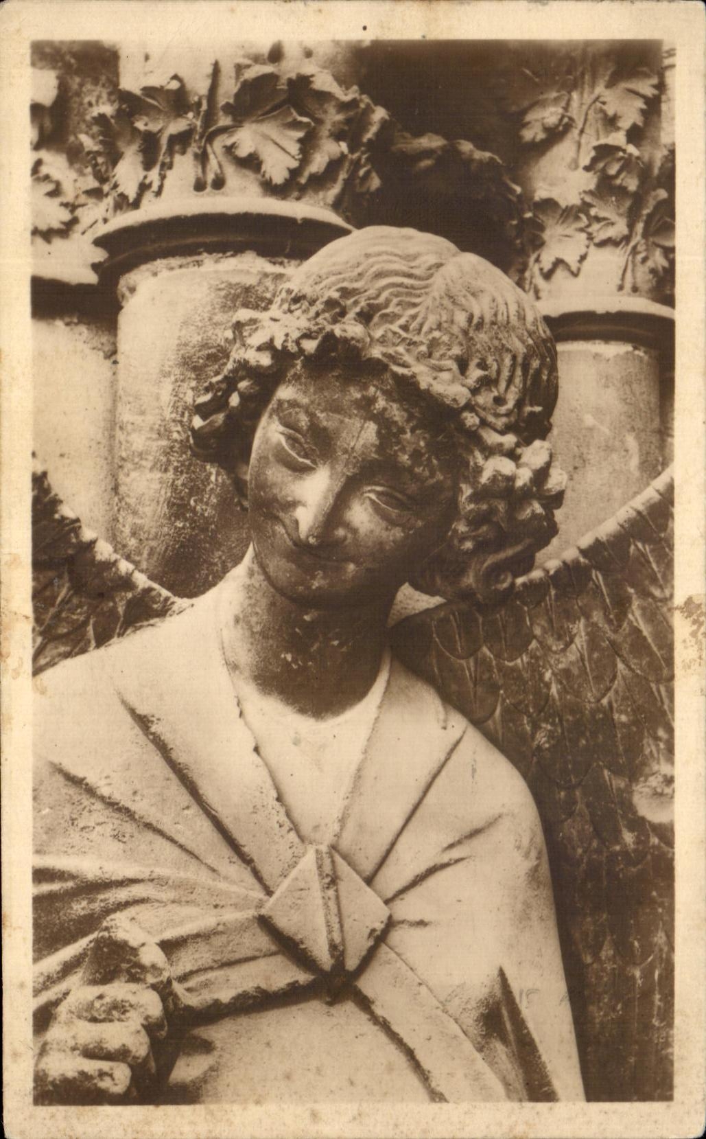 CPA the Cathedral of Rheims Guardian angel of St Nicaise Names Smile of Rheims