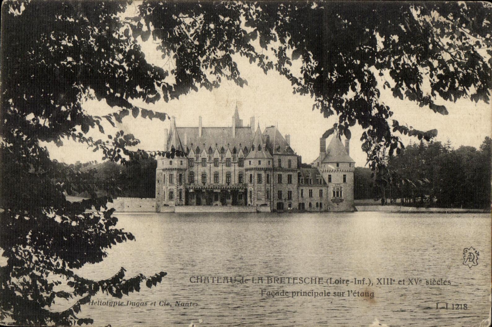 Ataque frontal principal de CPA Castle De Bretesche en la charca
