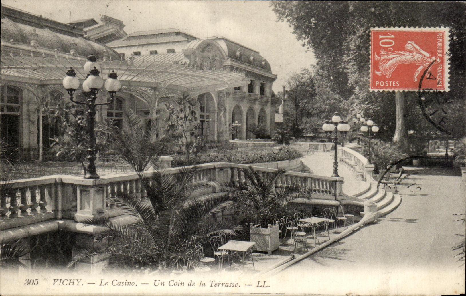 CPA Vichy Le Casino Un Coin de la Tersrasse