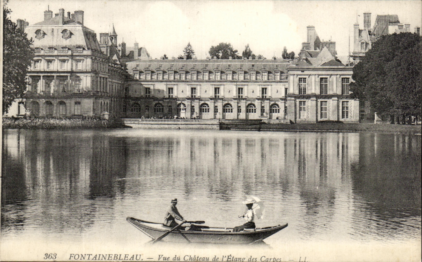 CPA Fontainebleau Seen of the Castle of the Pond of Carps