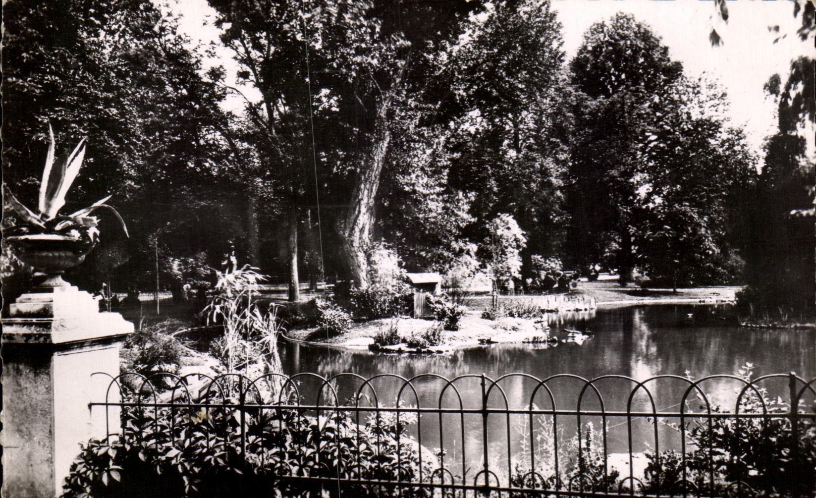 CPA Vichy Un Coin des Nouveaux Parcs