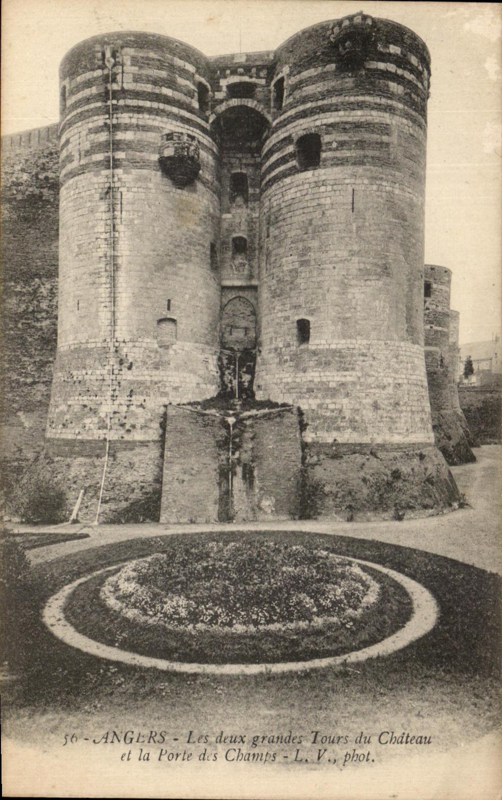 CPA Angers the Two Large ones Tours of the Castle and the Gate of the Fields
