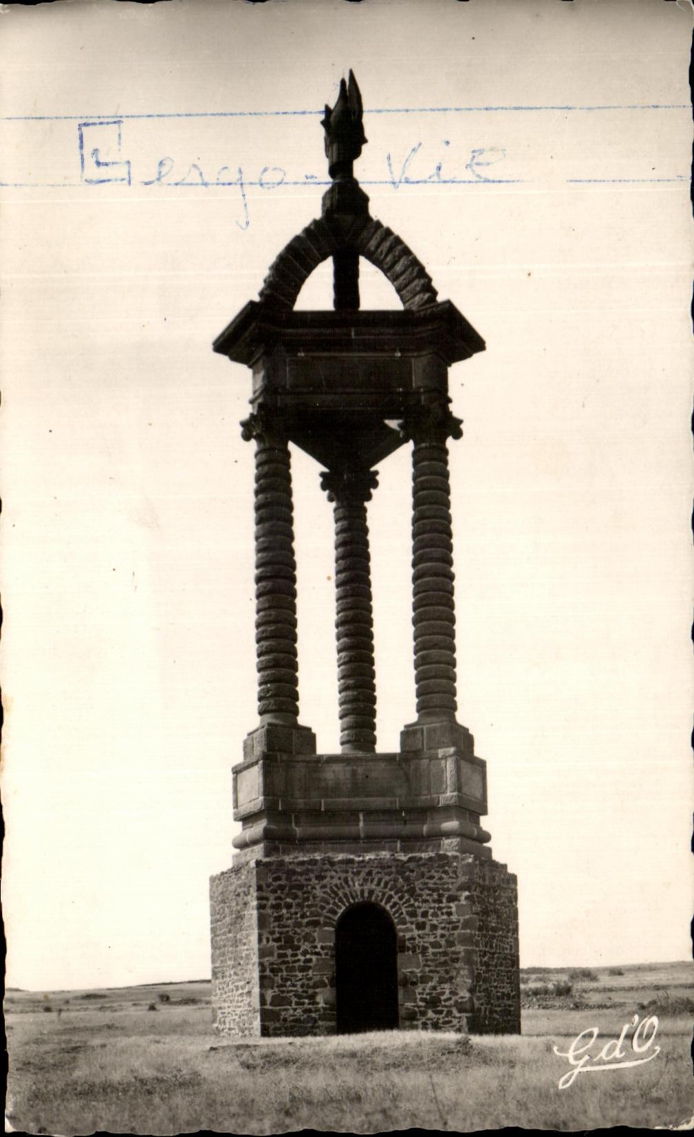 MODERN CARD Auvergne Clermont Ferrand Monument of Vercingetorix to the Plate of Gergovie