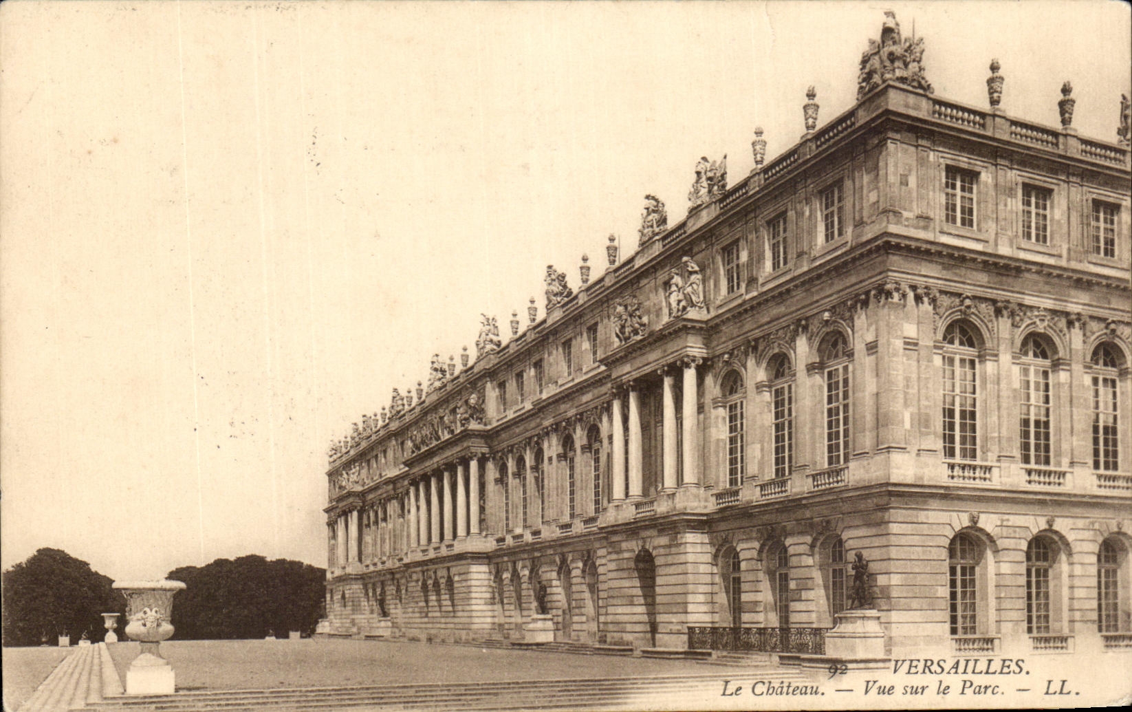 CPA Versailles the Castle Seen On the Park