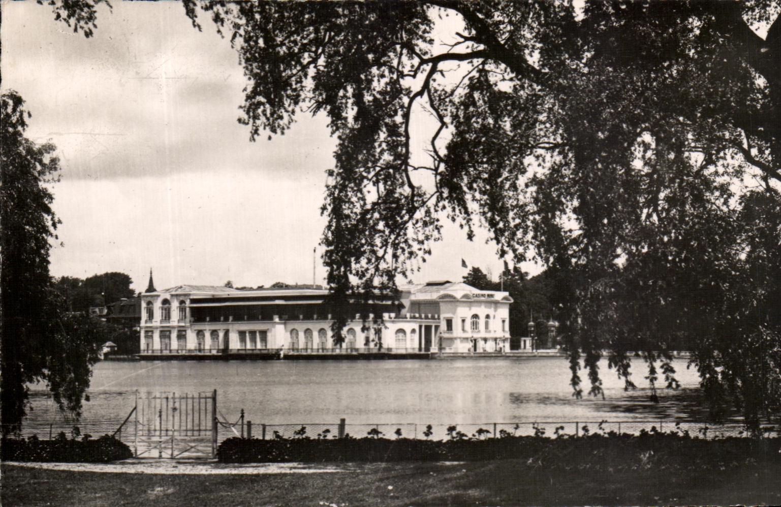 CPA Enghien Les Bains Seen on the lake and the Paris Casino