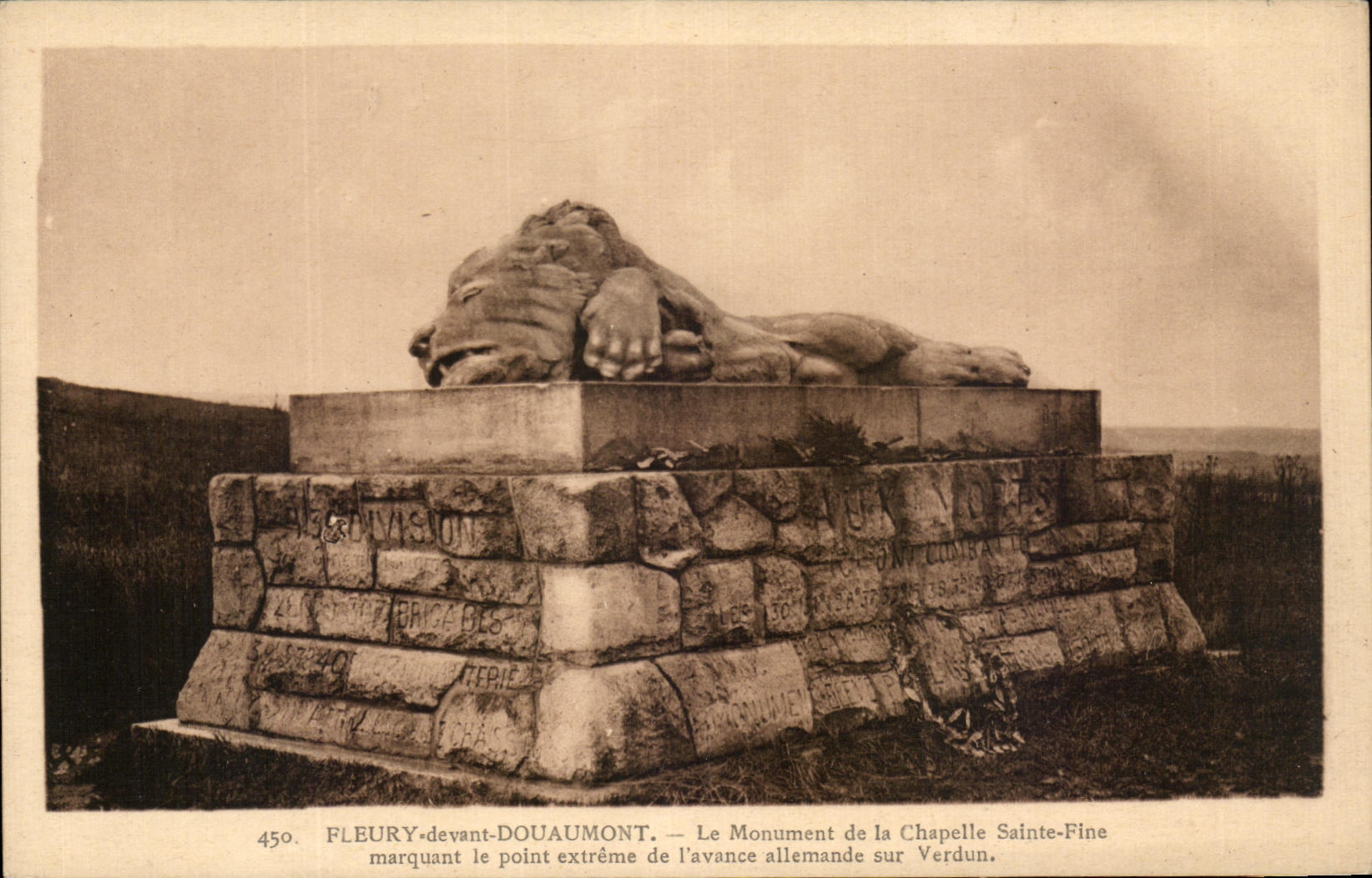 CPA Fleury in front of Douaumont the Monument of the Vault Sainte Fine Lion