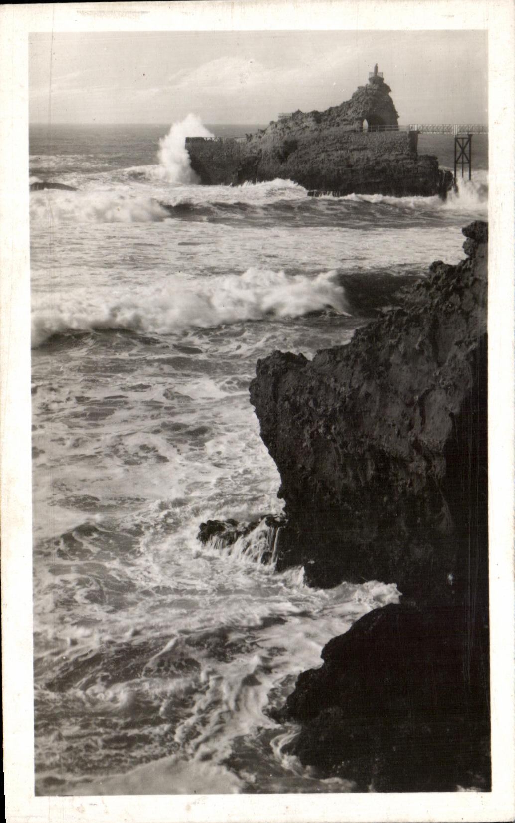 CPA Biarritz Le Rocher de la Vierge Mer agitee