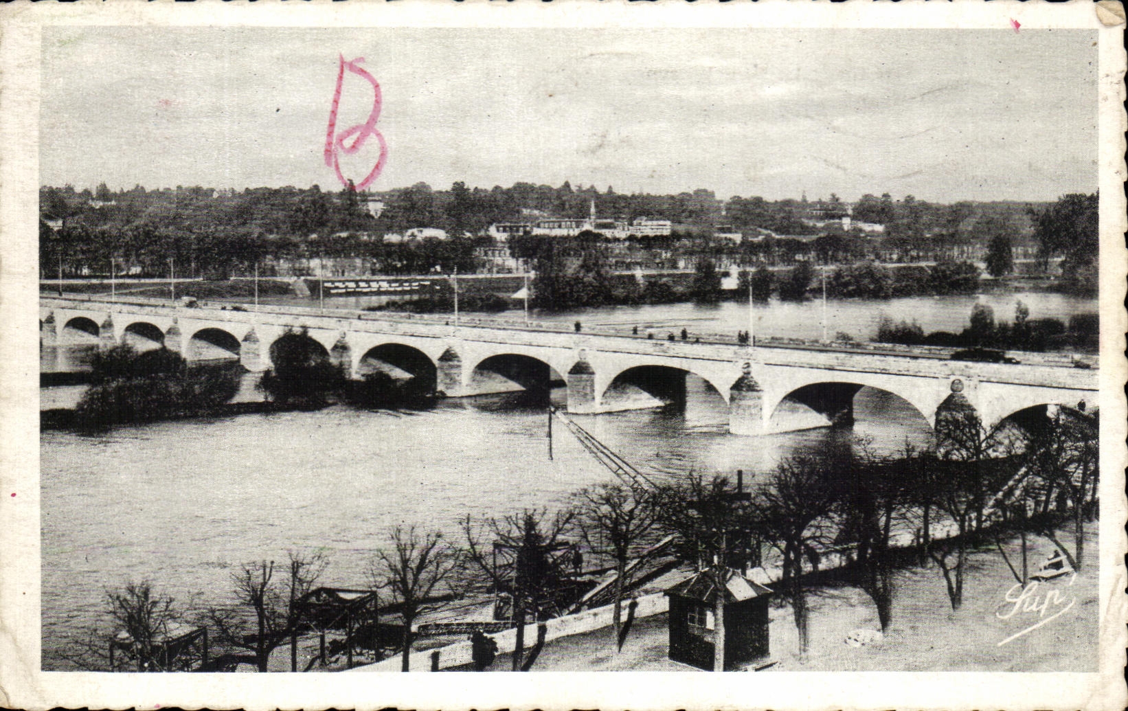 CPA Tours Le Pont Wilson et la Loire