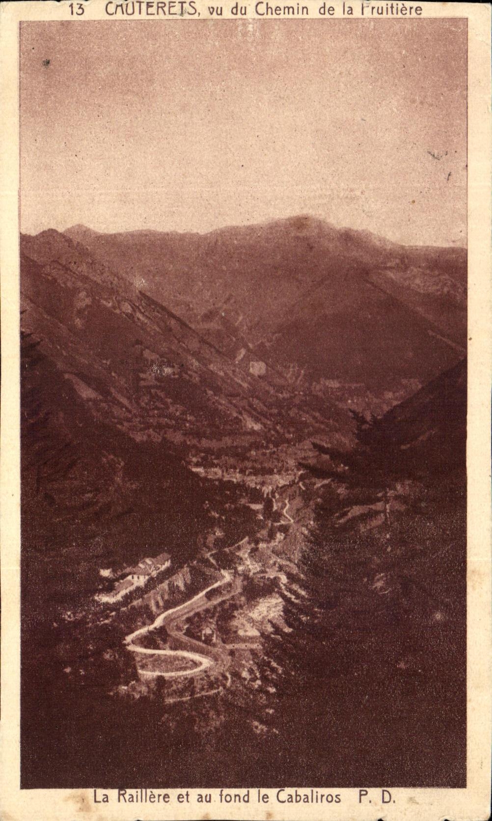 CPA Cauterets seen of the Way of Fruitiere Raillere and at the bottom Cabaliros