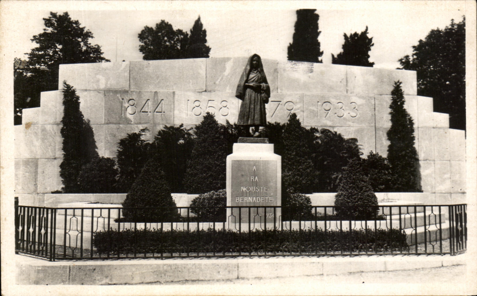 CPA Lourdes Monument has co Bernadette