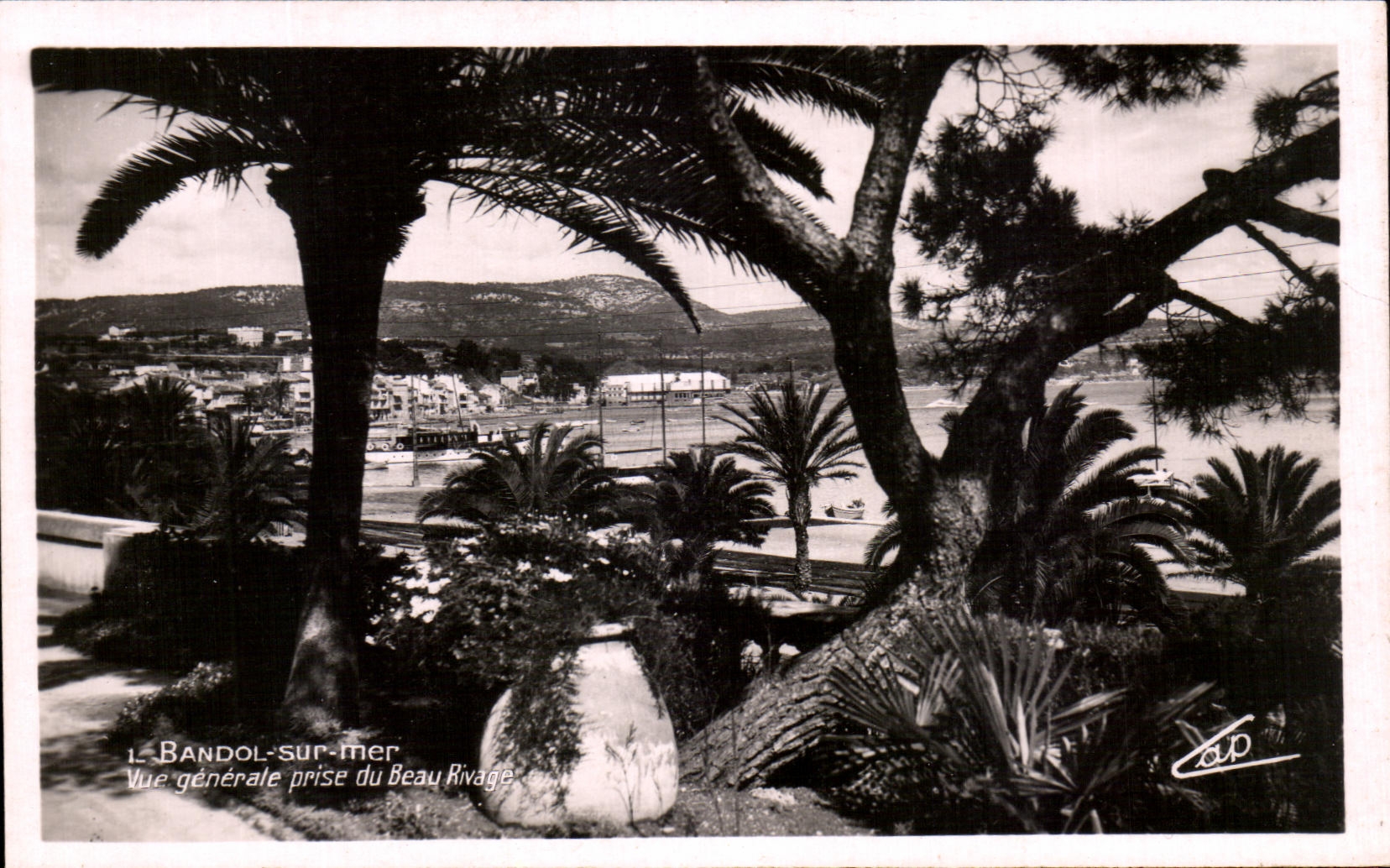 CPA Bandol On sea View Taken of the Beautiful Shore