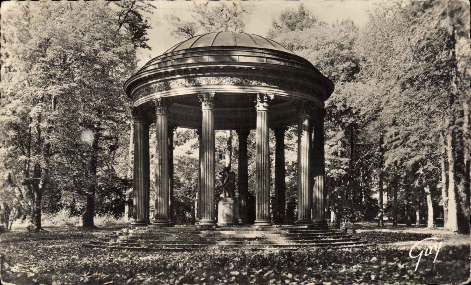 CPA Versailles And its Wonders Gardens of Small Trianon Temple of the love