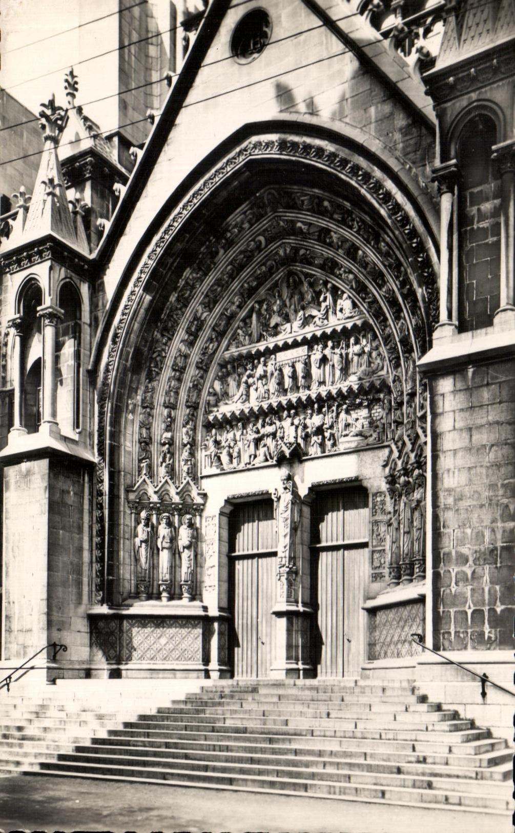 CPA Lille Cathedral NR D of the Treillised vineyard Gate Saint Eubert