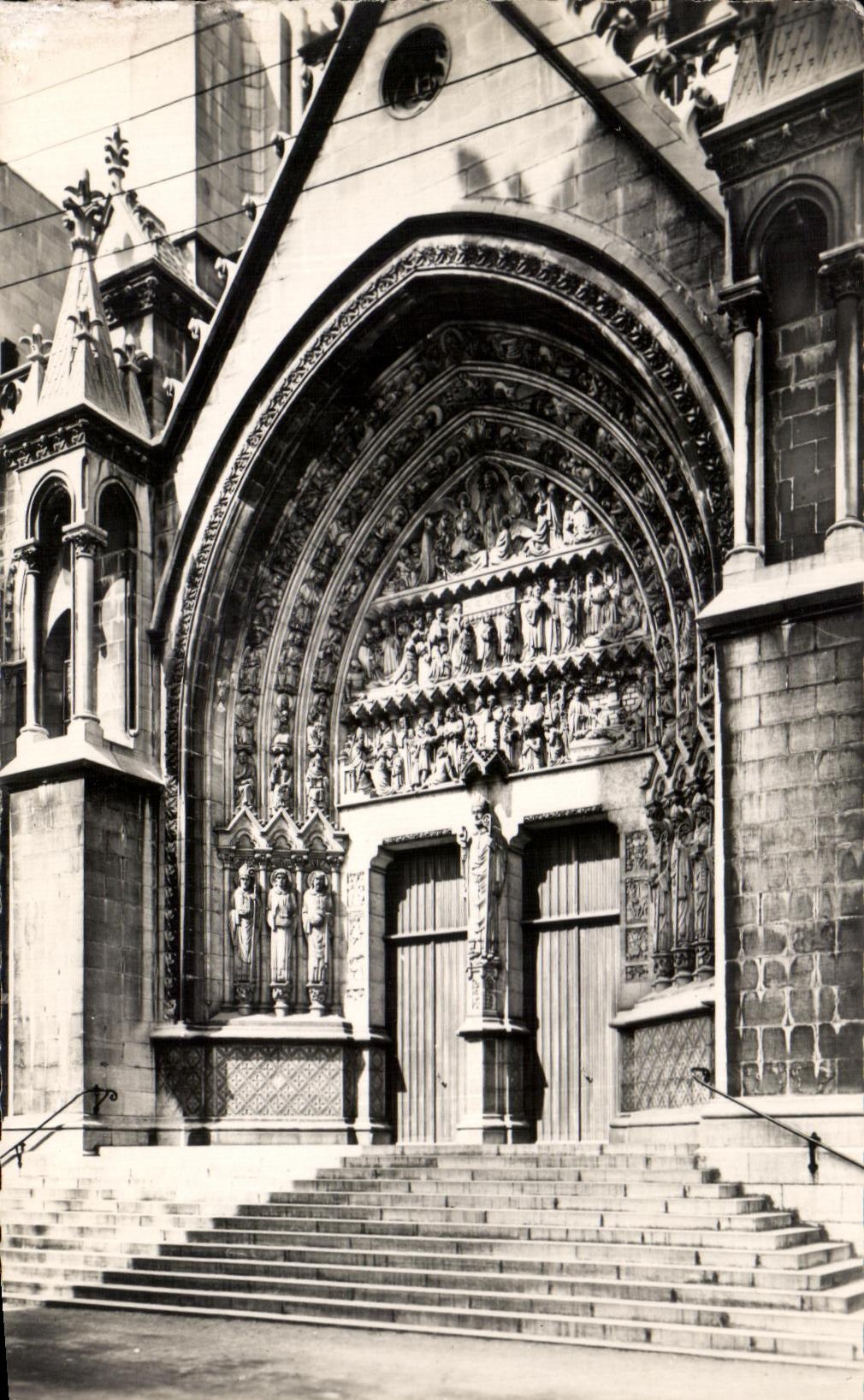 CPA Lille Cathedral NR D of the Treillised vineyard Gate Saint Eubert