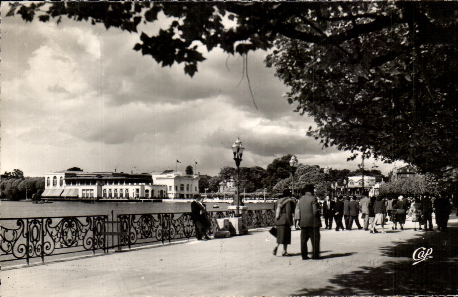CPSM Enghien Les Bains la caminata del embarcadero y el casino