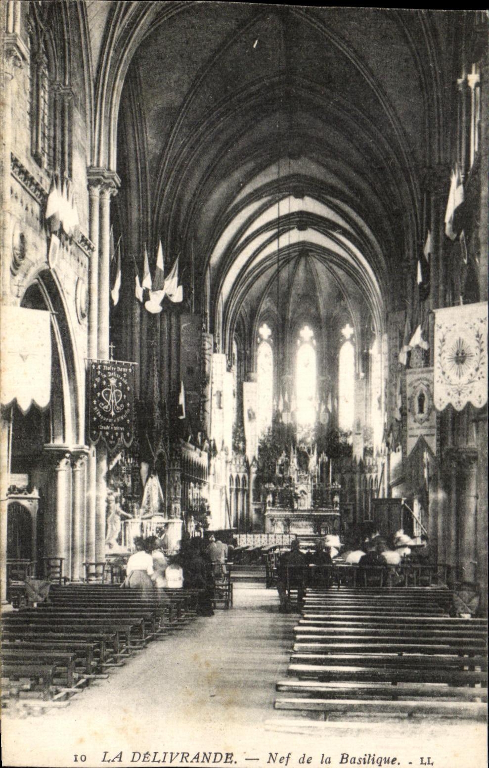 CPA Delivrande Nave of the Basilica