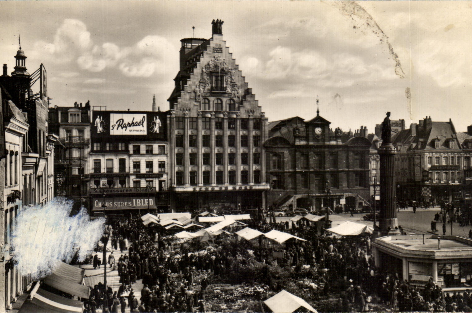CPA Lille Market with the Flowers Places the General one of Gaulle