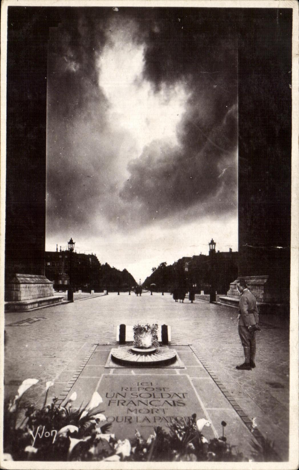 CPA Paris En Flanant La Tombe du Soldat Inconnu Militaria