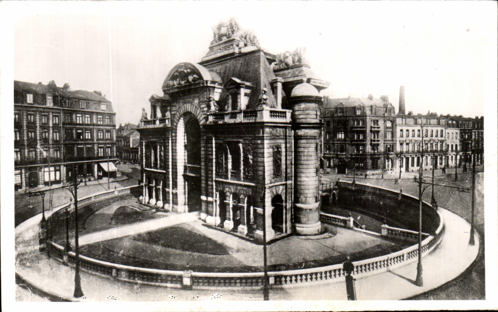 CPA Lille the Gate of Paris Overall picture