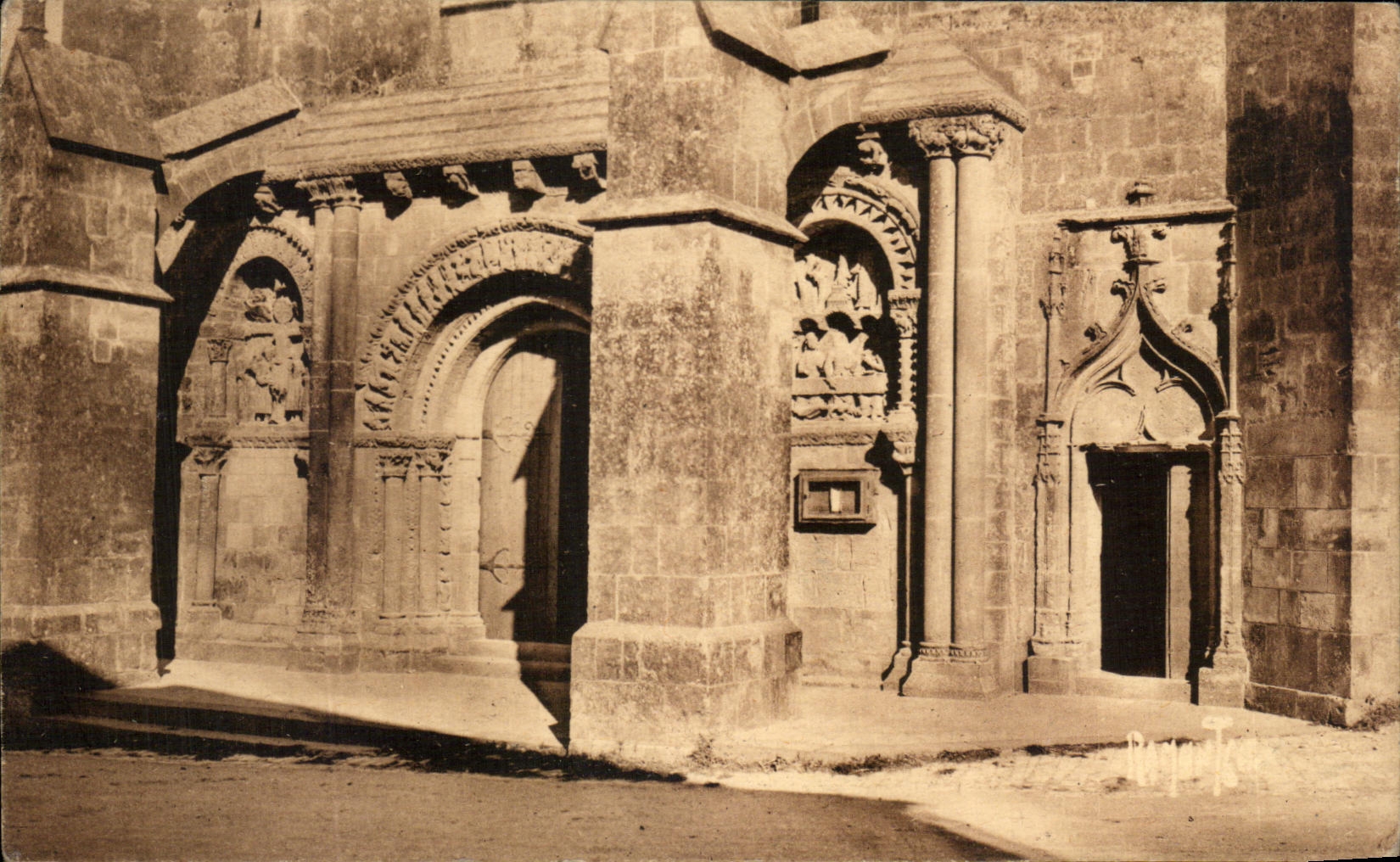 Ataque frontal de CPA del romance de I Eglise de Foussais