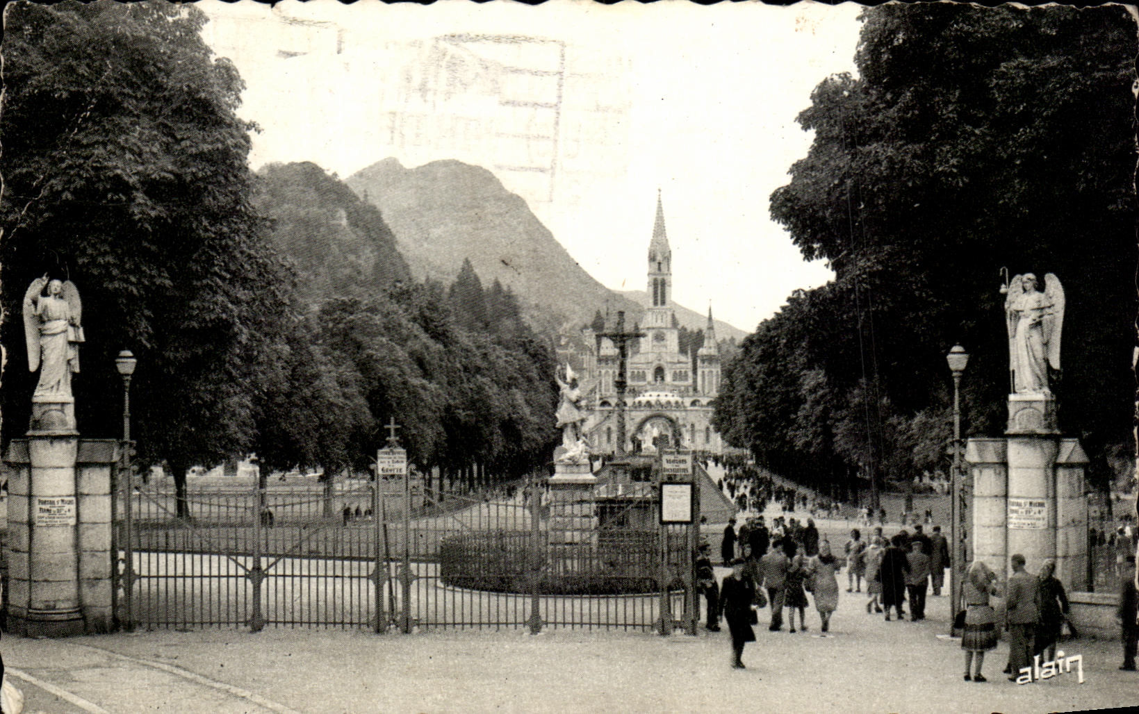 CPA Lourdes Entrance of the Basilica