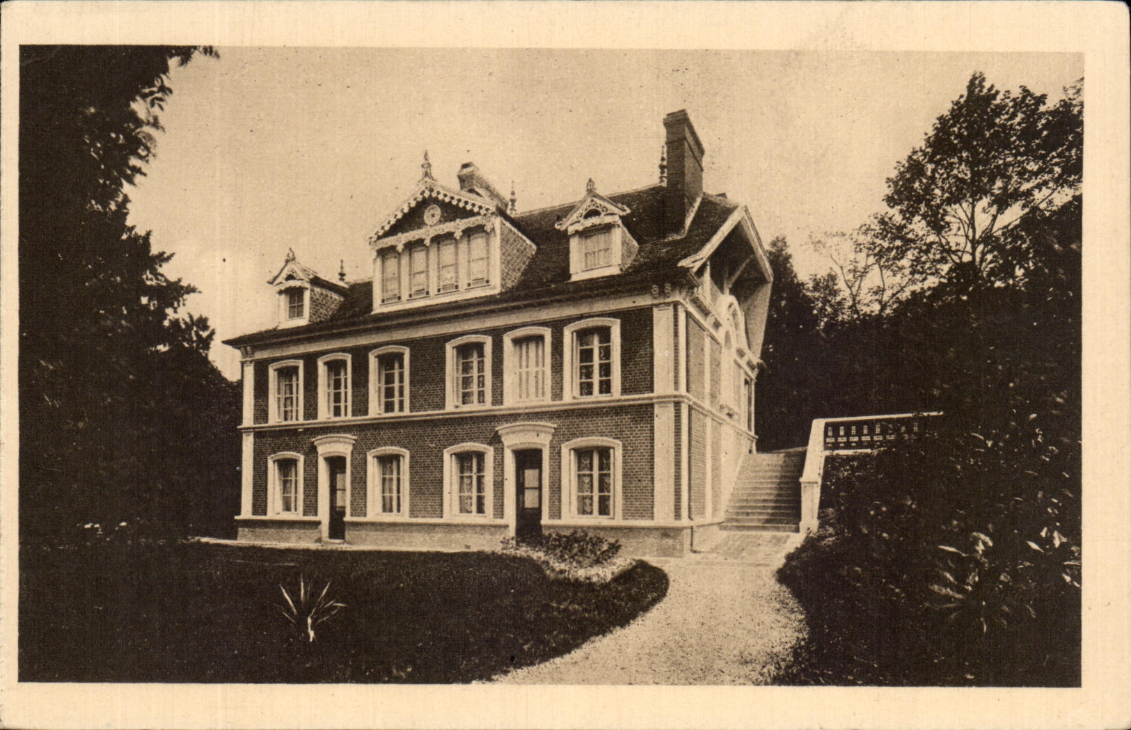 Ataque frontal y Terrasse Lisieux de CPA Buissonnets