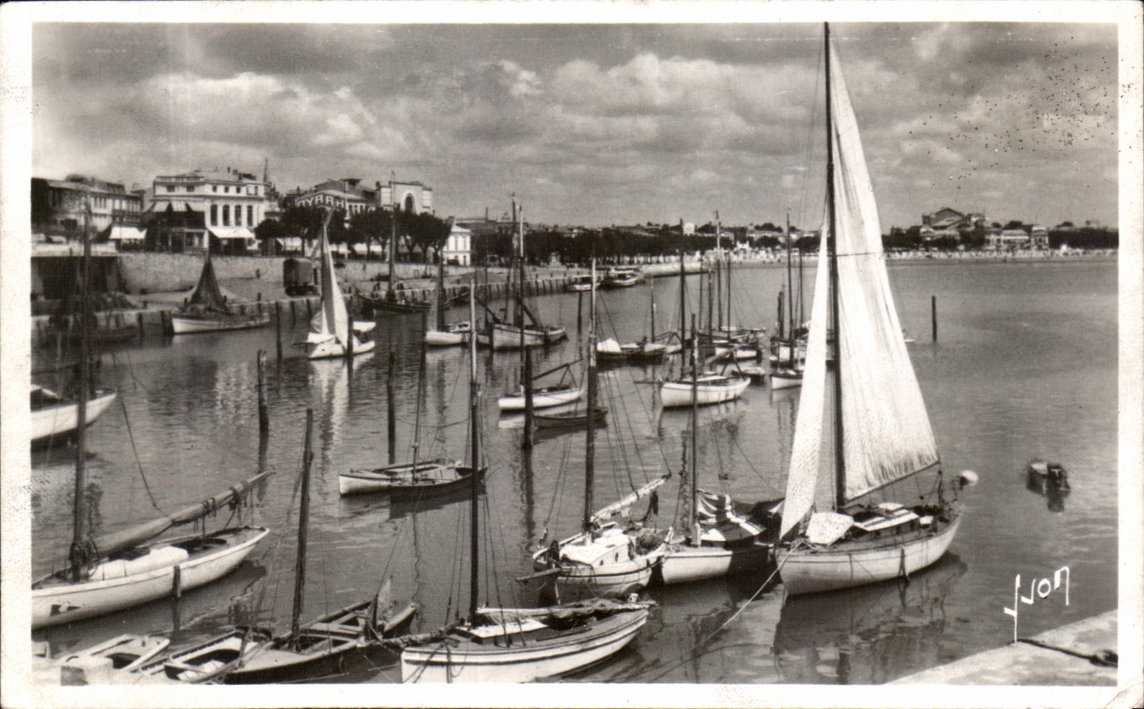 CPA Royan los barcos portuarios