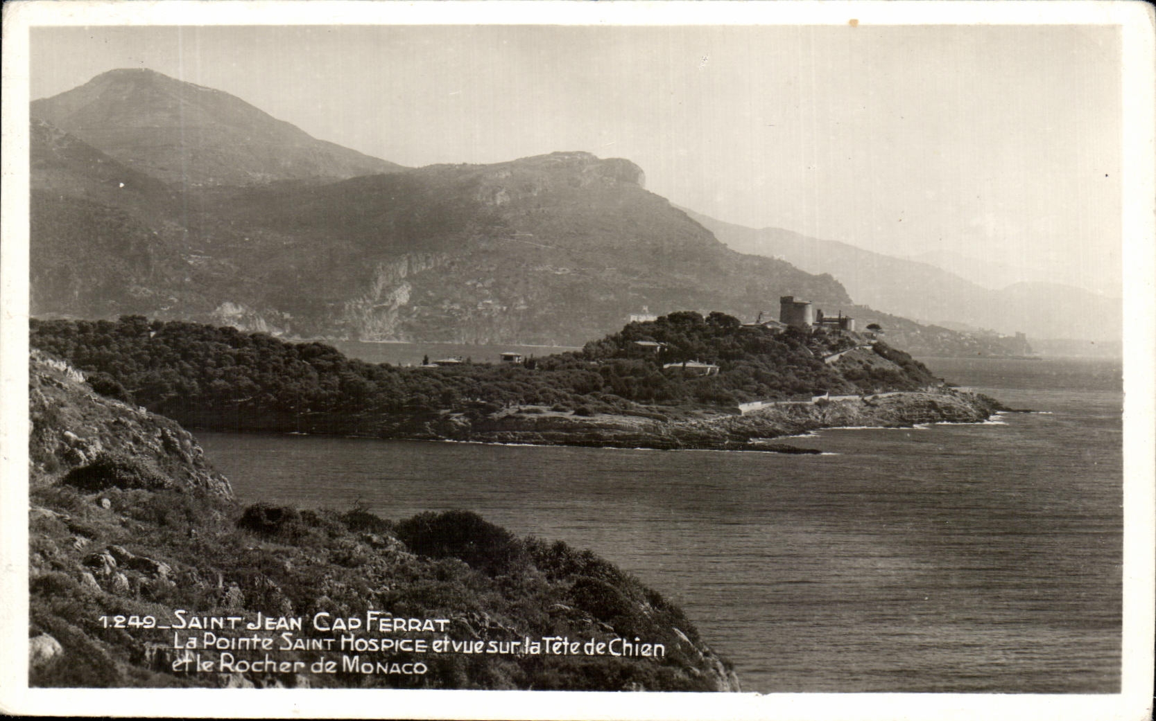 El hogar y la vista de la vieja gente del santo del punto del cabo de Jean del santo de CPA Ferrat en el jefe de la roca del perro de Monaco
