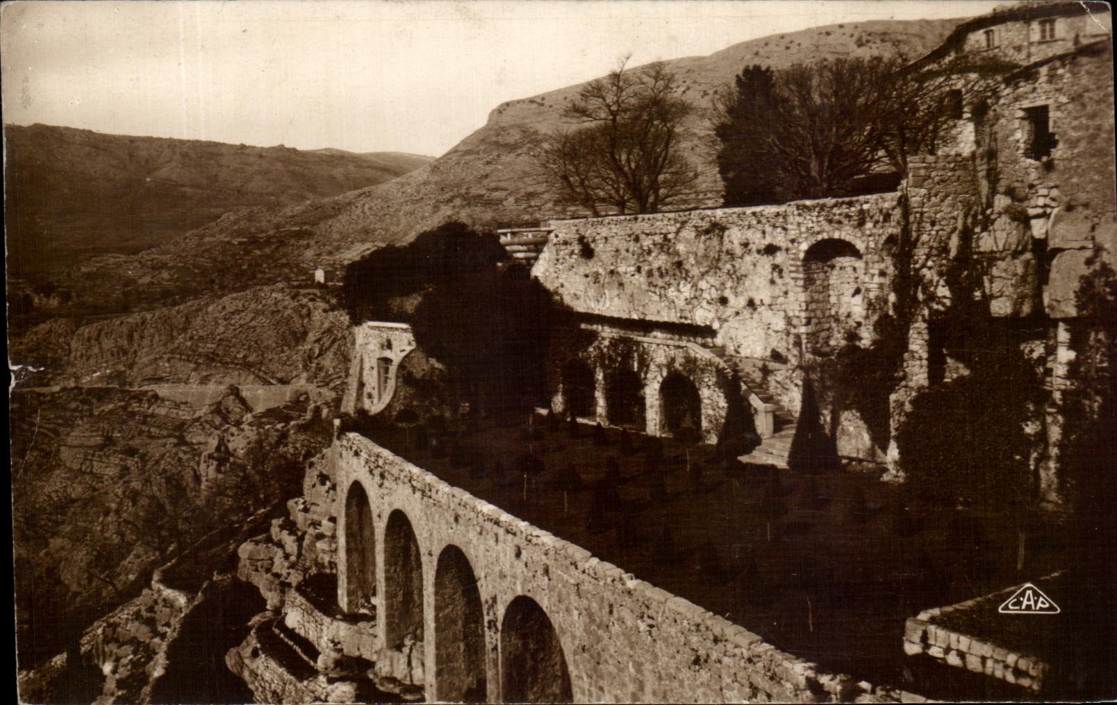 Jardin de CPA Gourdon del castillo viejo