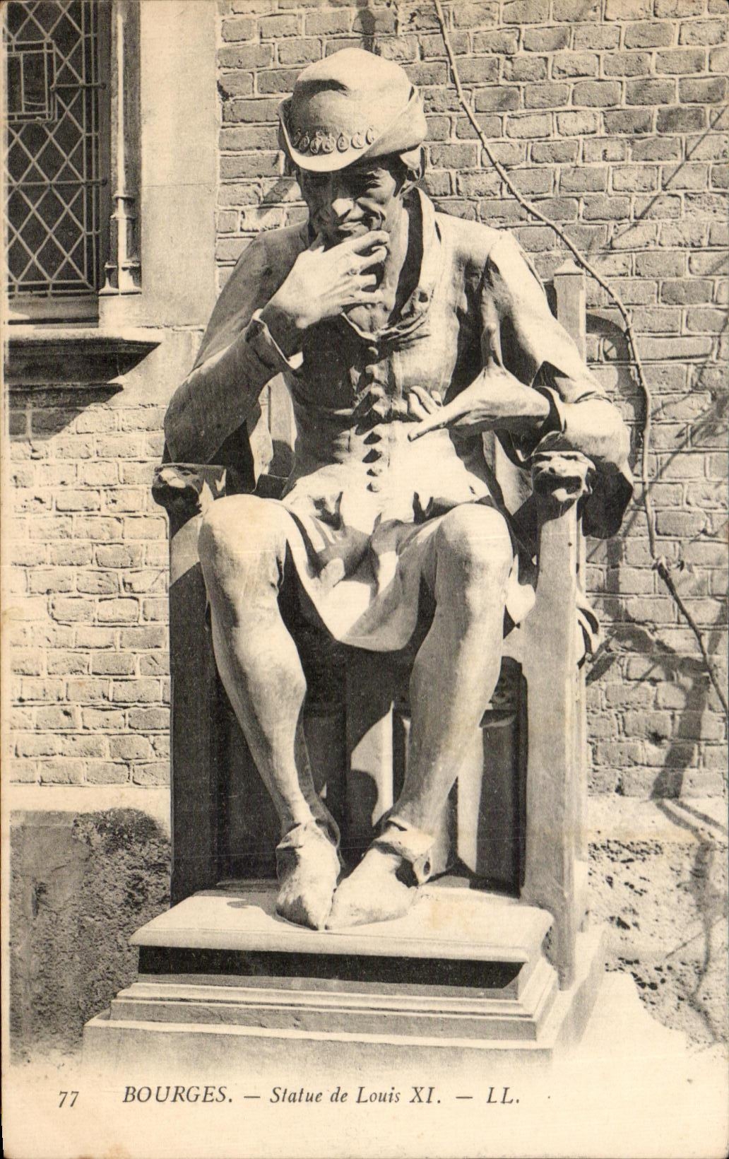 CPA Bourges Stalue of Louis XI