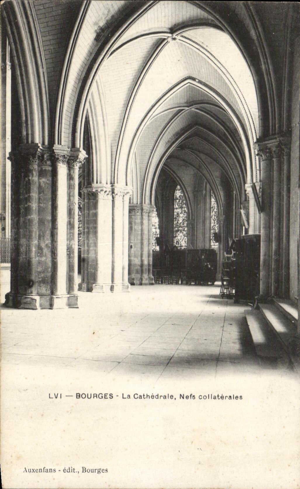 CPA Bourges los pasillos del lado de la catedral