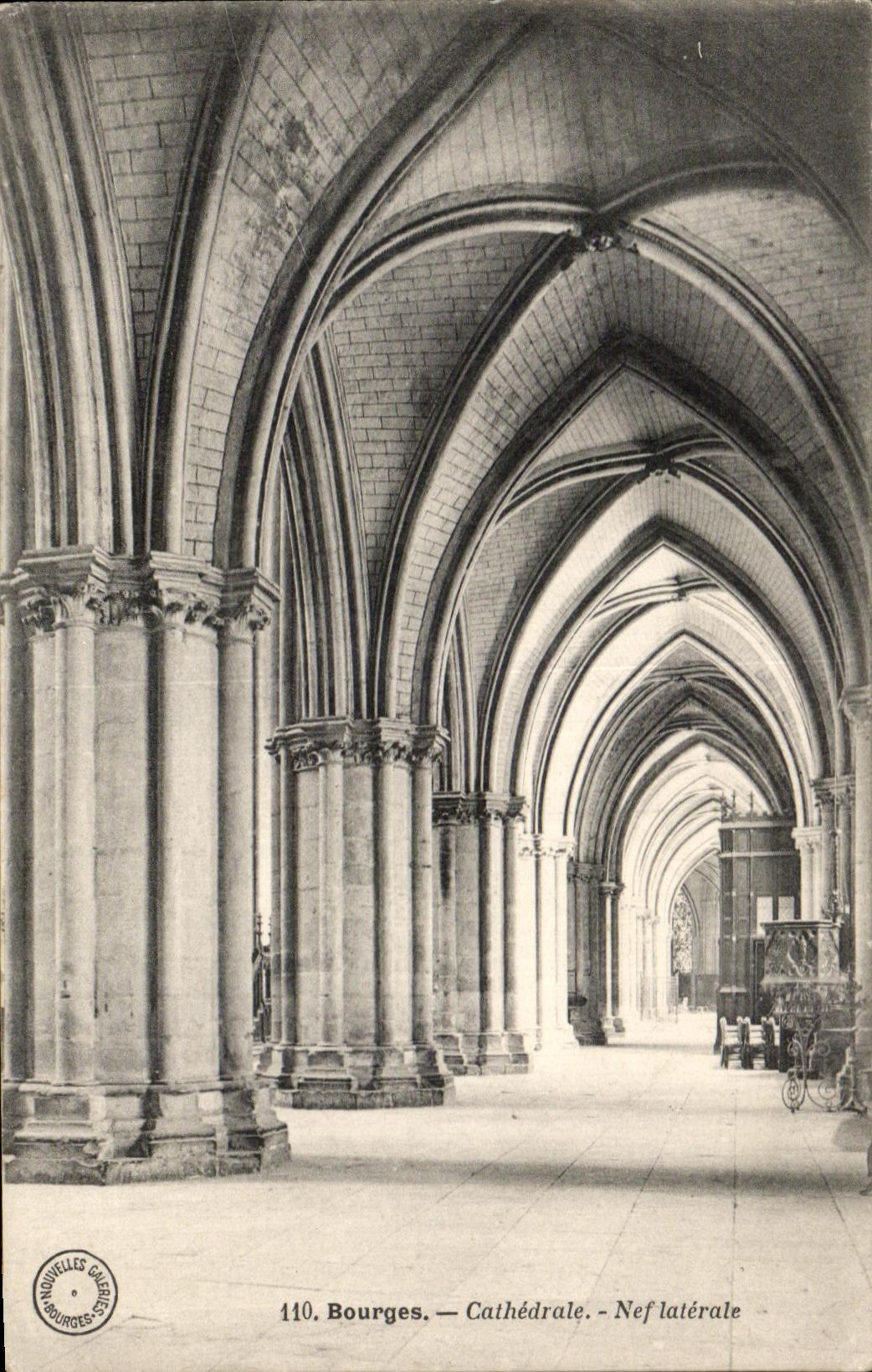 Pasillo del lado de la catedral de CPA Bourges