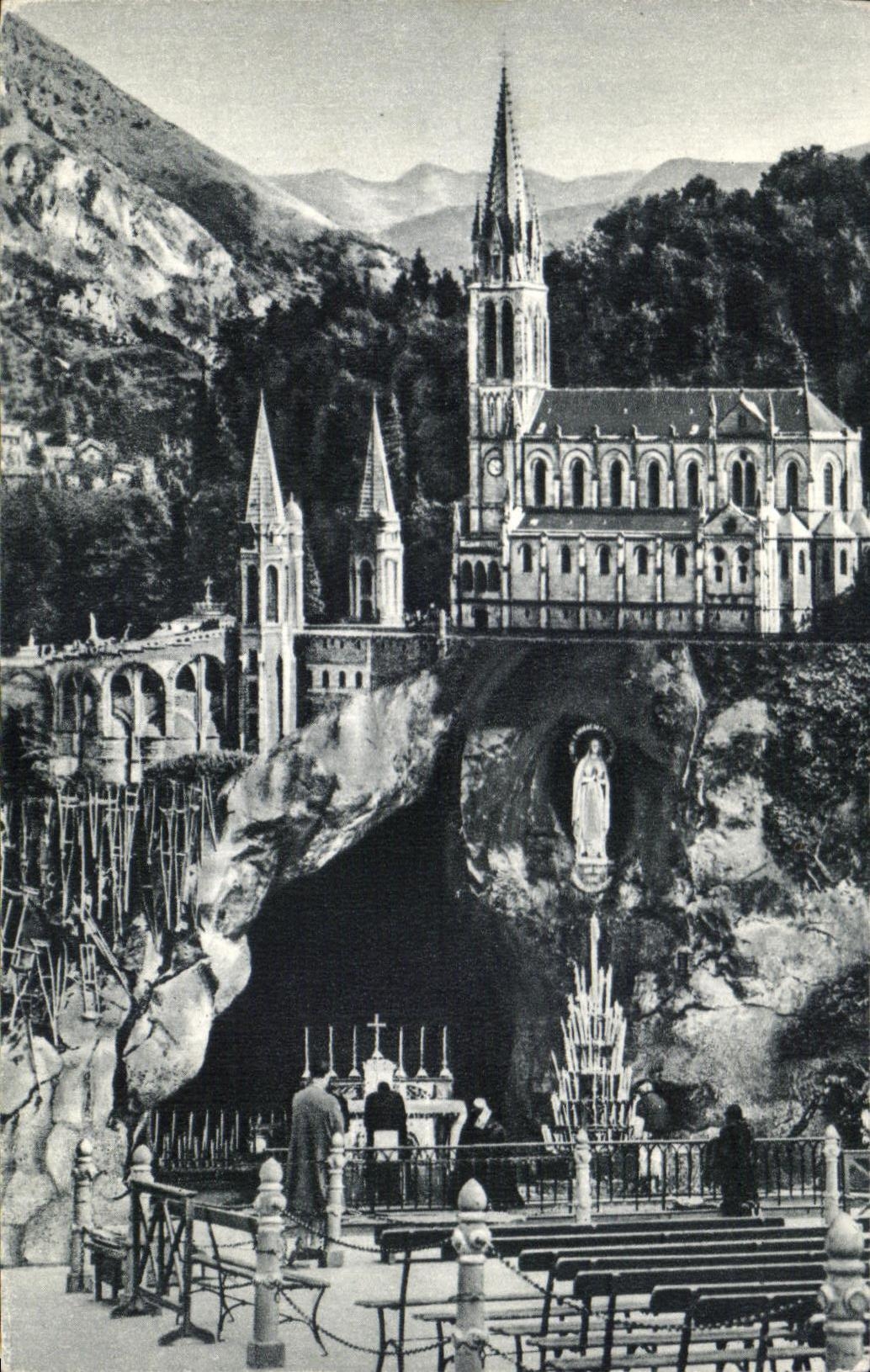 CPA Lourdes the Cave and the Basilica