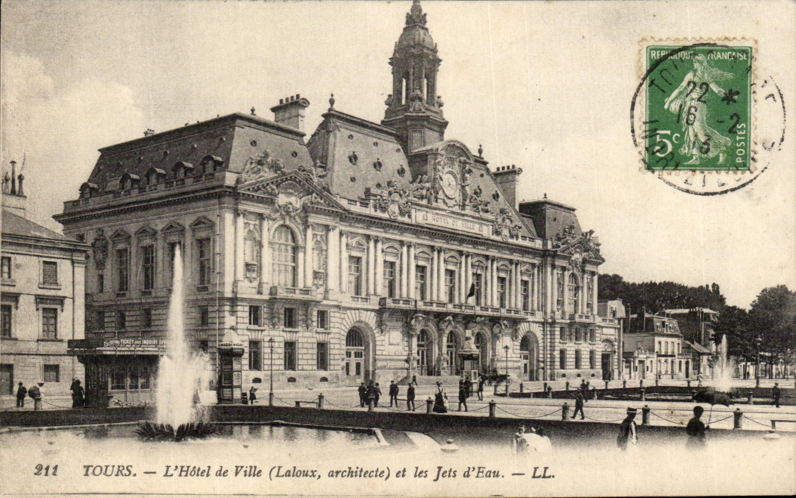 CPA Tours L'Hotel de Ville Et Les Jets D'eau