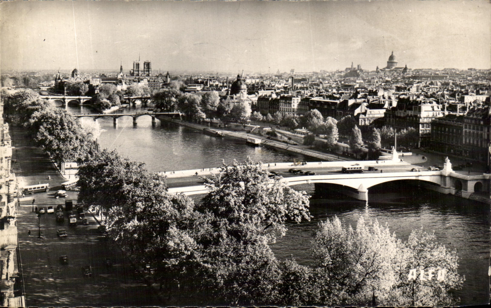 CPA Paris Of the Point it of the ISCED to the Bridge of the Carousel