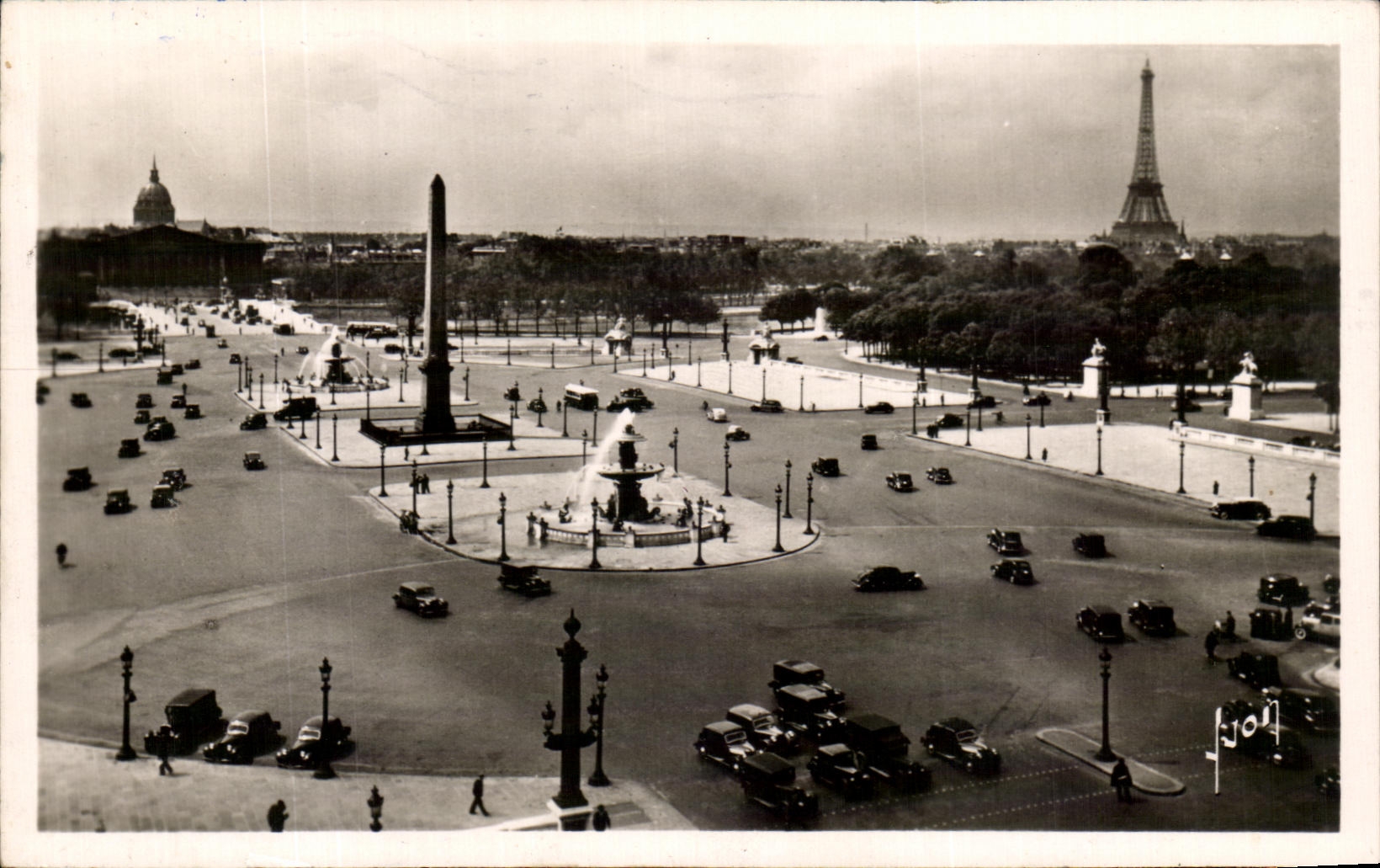 CPA Paris While Strolling Place of the Harmony Eiffel Tower