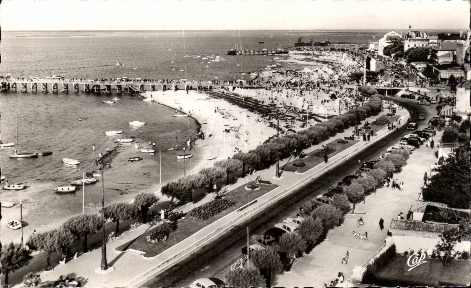 CPA Arcachon Vue Generale vers la Plage