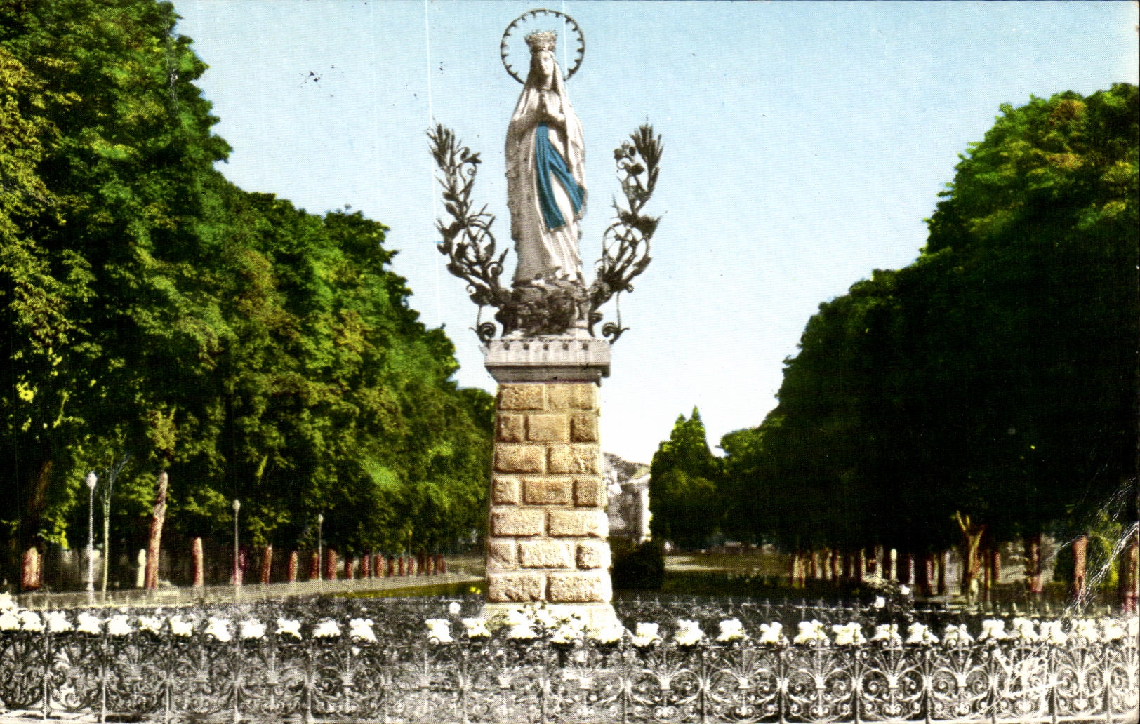 CPA Lourdes the Couronnee Virgin